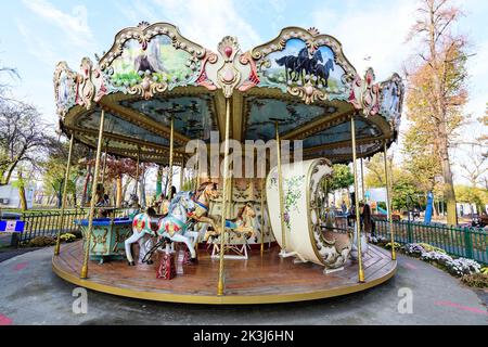 Bucarest, Romania, 13 novembre 2021: Giostra colorata per bambini con giocattoli e materiali misti in plastica e metallo a Parcul Tei (Linden Pa Foto Stock