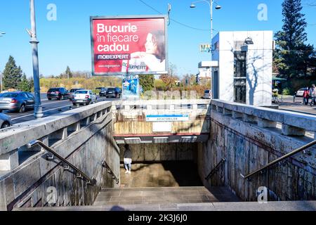 Bucarest, Romania, 21 novembre 2021: Ingresso principale alla stazione della metropolitana Aviatorilor in una giornata di sole autunnali Foto Stock