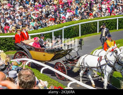La regina Elisabetta II e il principe Filippo Duca di Edimburgo entrano nel Parade Ring in una carrozza durante Royal Ascot, Ascot Racecourse, Ascot, Berks Foto Stock