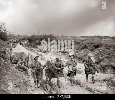 Un suonatore degli Highlanders 7th Seaforth conduce quattro uomini della Brigata 26th indietro dalle trincee dopo l'attacco a Longueval durante la battaglia della Somme del 1916 sul fronte occidentale durante la prima guerra mondiale. Foto Stock