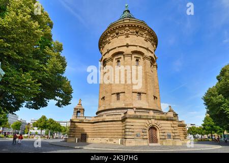 Mannheim, Germania - Settembre 2022: Water Tower chiamato 'Wasserturm', un punto di riferimento della città tedesca Mannheim Foto Stock