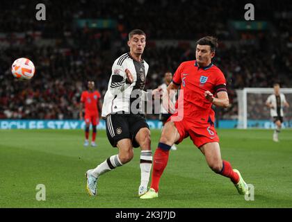 Londra, Regno Unito. 26th settembre 2022; Wembley Stadium, Londra, Inghilterra: UEFA Nations League Football, Inghilterra contro Germania; Harry Maguire of England sfida Kai Havertz della Germania Credit: Action Plus Sports Images/Alamy Live News Foto Stock