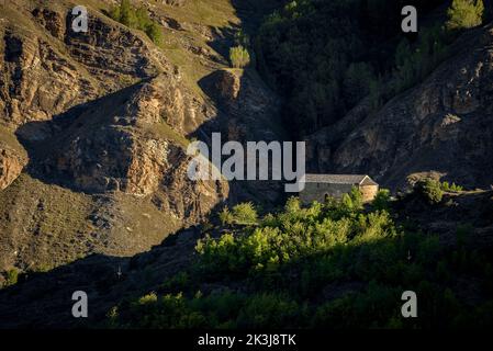 Eremo di Santa Maria de la Serra, a Farrera, nella valle del Coma de Burg, visto da Alendo (Pallars Sobirà, Lleida, Catalogna, Spagna, Pirenei) Foto Stock