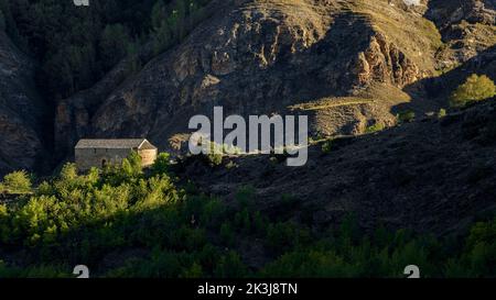 Eremo di Santa Maria de la Serra, a Farrera, nella valle del Coma de Burg, visto da Alendo (Pallars Sobirà, Lleida, Catalogna, Spagna, Pirenei) Foto Stock