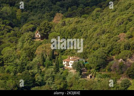 Case circondate dalla foresta di Montnegre, visto da Hortsavinyà (Tordera, Maresme, Barcellona, Catalogna, Spagna) ESP: Casas rodeadas por el bosque Foto Stock