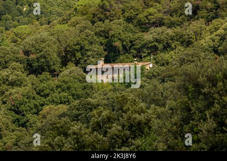 Case circondate dalla foresta di Montnegre, visto da Hortsavinyà (Tordera, Maresme, Barcellona, Catalogna, Spagna) ESP: Casas rodeadas por el bosque Foto Stock