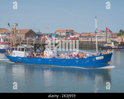 Breskens, Paesi Bassi, 18 luglio 2022, De festijn, Una taglierina di mitili convertita ora naviga con i turisti sulla Scheldt occidentale Foto Stock