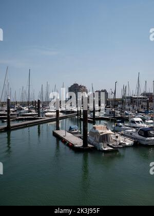 Breskens, Paesi Bassi, 18 luglio 2022, foto verticale di barche da diporto e yacht nel porto di Breskens Foto Stock
