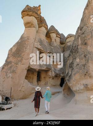 Pasabag Monks Valley felice giovane coppia in vacanza in Turchia Cappadocia, formazioni rocciose in Pasabag Monks Valley, Cappadocia, Turchia. Foto Stock