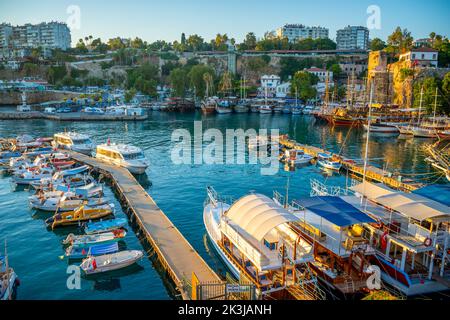 Antalya, Turchia - 10 settembre 2022: Porto nella città vecchia di Antalya Kaleici - Città vecchia di Antalya, Turchia Foto Stock