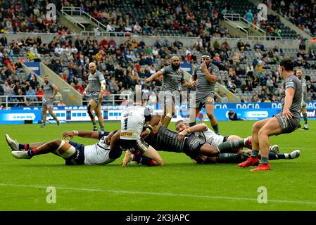 Dacia Magic Weekend, St James Park Newcastle, Super League Rugby 2021, i giocatori di St Helens affrontano il giocatore dei draghi catalani. REGNO UNITO Foto Stock