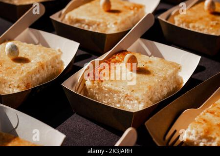 Un primo piano di piatti di carta con fette di formaggio casolare torta di Pasqua Foto Stock