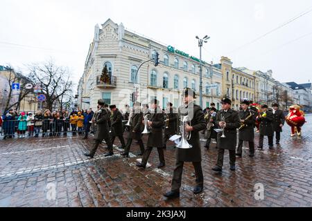 KIEV - DEC 22, 2019: Borjomi capodanno Parade, saluta la gente il 22 dicembre 2019 a Kiev, Ucraina. Foto Stock