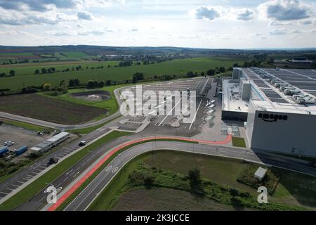 Nuovissimo centro di distribuzione Amazon Warehouse. Vista aerea di un enorme centro logistico di smistamento e distribuzione, magazzino Amazon EUR, Kojetin Czech Solar p Foto Stock