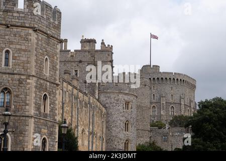 Windsor, Berkshire, Regno Unito. 27th Settembre 2022. L'Union Jack è ora più lungo a metà albero sul Castello di Windsor, poiché il periodo di lutto successivo alla morte di sua Maestà la Regina è ormai terminato. Credit: Maureen McLean/Alamy Live News Foto Stock