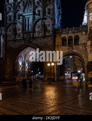 Praga - Repubblica Ceca - 08 01 2020- la torre delle polveri gotiche nella Città Vecchia di notte Foto Stock