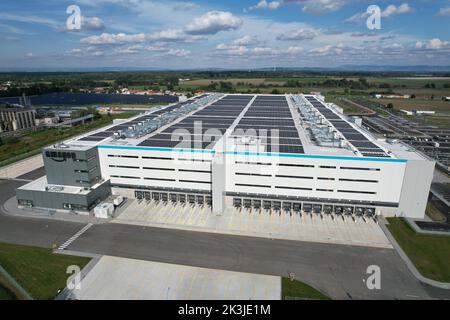 Nuovissimo centro di distribuzione Amazon Warehouse. Vista aerea di un enorme centro logistico di smistamento e distribuzione, magazzino Amazon EUR, Kojetin Czech Solar p Foto Stock