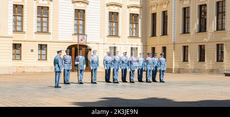 Praga - Repubblica Ceca - 08 01 2020 - Cambio della guardia in cerimonia al Castello di Praga Foto Stock