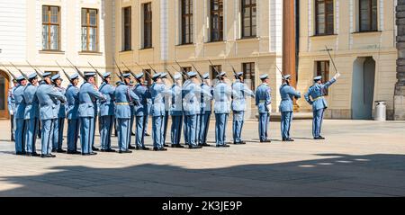 Praga - Repubblica Ceca - 08 01 2020 - Cambio della guardia in cerimonia al Castello di Praga Foto Stock