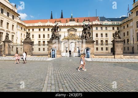 Praga - Repubblica Ceca - 08 01 2020 turisti a piedi nella piazza di fronte al castello di Praga Foto Stock