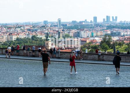 Praga - Repubblica Ceca - 08 01 2020 turisti che godono lo skyline della città Foto Stock