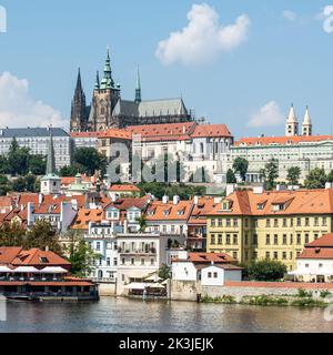 Praga - Repubblica Ceca - 08 01 2020 Vista panoramica sul centro storico e sul fiume Moldau, presa dal ponte Carlo Foto Stock