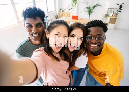 Selfie ritratto di giovani creativi studenti giovani amici giovani che si divertono insieme Foto Stock