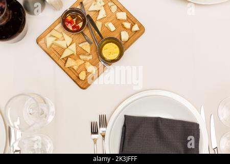 Piatto di formaggi, vari tipi di formaggio su un piatto. Degustazione di formaggi. Vista dall'alto Foto Stock