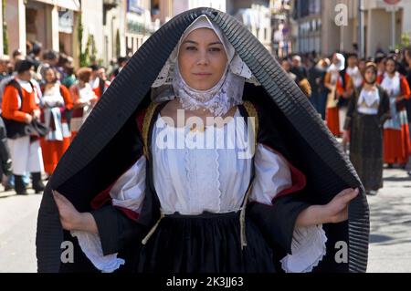 Abito tradizionale di Sennori, Sagra delle Arance, Sagra delle arance, Muravera, Provincia di Cagliari, Sardegna, Italia Foto Stock