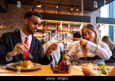 SOLO PER USO EDITORIALE YouTuber e il comico Niko Omilana visitano il wagamama a St Peters Square, Manchester, mentre la catena di ristoranti offre curry katsu gratuiti ai primi 50 studenti universitari in ciascuno dei suoi ristoranti per celebrare il National Katsu Curry Day. Data immagine Martedì, Settembre 27, 2022. Foto Stock