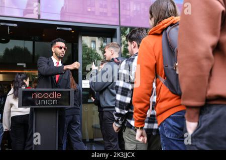 SOLO PER USO EDITORIALE YouTuber e il comico Niko Omilana visitano il wagamama a St Peters Square, Manchester, mentre la catena di ristoranti offre curry katsu gratuiti ai primi 50 studenti universitari in ciascuno dei suoi ristoranti per celebrare il National Katsu Curry Day. Data immagine Martedì, Settembre 27, 2022. Foto Stock