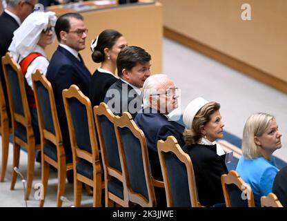 Principe Daniel, Principessa ereditaria Victoria, il relatore Andreas Norlén, re Carl XVI Gustaf, la regina Silvia e il primo ministro Magdalena Andersson durante l'apertura della sessione Riksdag a Stoccolma, Svezia, 27 settembre 2022.Photo: Anders Wiklund / TT / code 10040 Foto Stock