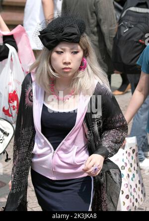 TOKYO, GIAPPONE-LUGLIO 05: Ragazza bionda non identificata Pretty con cappello e shopping piercing in Harajuku Street. 05,2008 luglio a Tokyo, Giappone Foto Stock