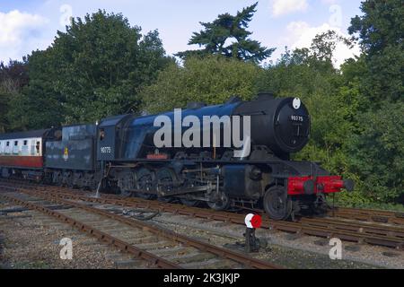 Locomotiva a vapore WD 2-10-0 – 90775 ‘The Royal Norfolk Regiment’ che porta un treno alla stazione di Holt, North Norfolk Railway Foto Stock