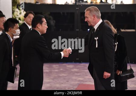 Tokyo, Giappone. 27th Set, 2022. Il primo ministro giapponese Fumio Kishida (fronte L) dà il benvenuto all'ex presidente tedesco Christian Wulff (R) prima di un ricevimento presso la Asakasa state Guest House di Tokyo il 27 settembre 2022, a seguito dei funerali di stato per l'ex primo ministro giapponese Shinzo Abe. (Credit Image: © POOL via ZUMA Press Wire) Foto Stock