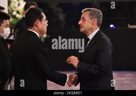 Tokyo, Giappone. 27th Set, 2022. Il primo ministro giapponese Fumio Kishida (fronte L) dà il benvenuto all'ex presidente francese Nicolas Sarkozy (R) prima di un ricevimento alla Asakasa state Guest House di Tokyo il 27 settembre 2022, a seguito dei funerali di stato per l'ex primo ministro giapponese Shinzo Abe. (Credit Image: © POOL via ZUMA Press Wire) Foto Stock