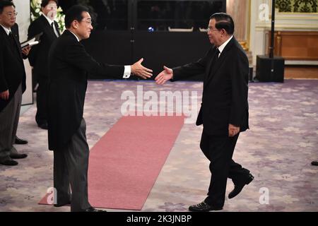 Tokyo, Giappone. 27th Set, 2022. Il primo ministro giapponese Fumio Kishida (fronte L) dà il benvenuto al primo ministro cambogiano Hun Sen (R) prima di un ricevimento alla Asakasa state Guest House di Tokyo il 27 settembre 2022, a seguito dei funerali di stato per l'ex primo ministro giapponese Shinzo Abe. (Credit Image: © POOL via ZUMA Press Wire) Foto Stock