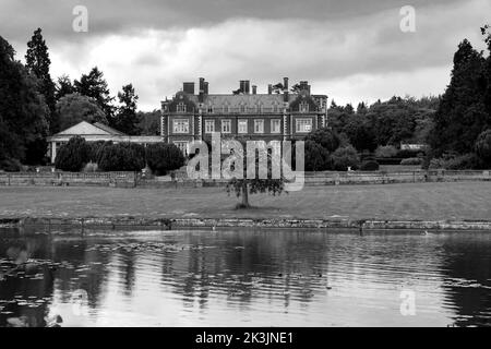 Lynford Hall e lago, villaggio di Lynford vicino a Thetford, Norfolk, Inghilterra Foto Stock