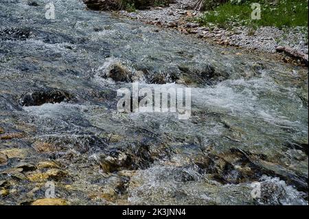 Un fiume in montagna a Radstatter Tauern nella valle di Kleinarl Foto Stock