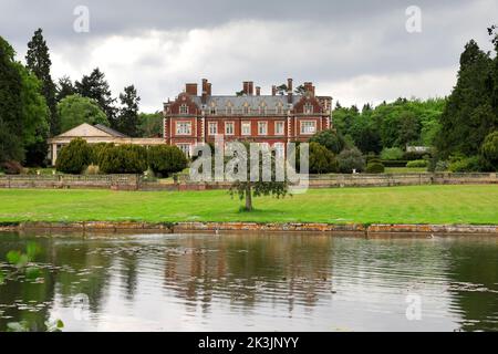 Lynford Hall e lago, villaggio di Lynford vicino a Thetford, Norfolk, Inghilterra Foto Stock