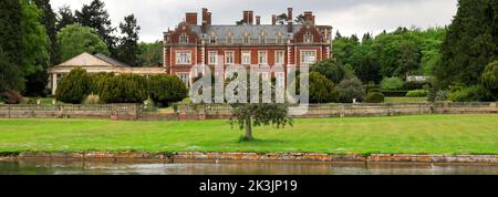 Lynford Hall e lago, villaggio di Lynford vicino a Thetford, Norfolk, Inghilterra Foto Stock