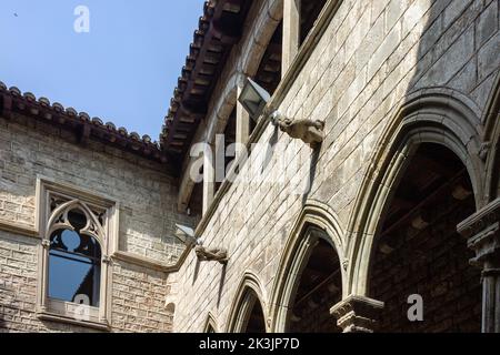 Le pareti di pietra del Museo Picasso sotto il cielo blu a Barcellona, Spagna Foto Stock