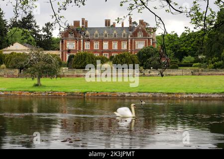 Lynford Hall e lago, villaggio di Lynford vicino a Thetford, Norfolk, Inghilterra Foto Stock