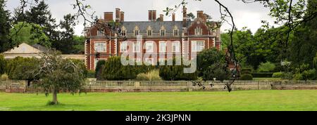 Lynford Hall e lago, villaggio di Lynford vicino a Thetford, Norfolk, Inghilterra Foto Stock