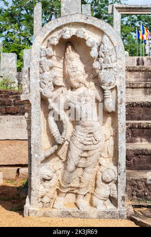 Guard pietra in Thuparama tempio ingresso, naga raja e due nani scolpiti in una pietra. Foto Stock