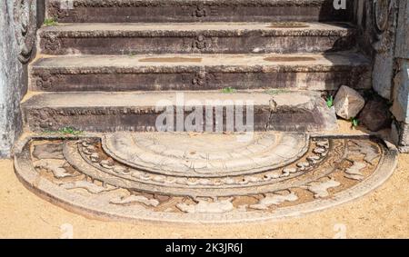 Sandakada Pahana, conosciuta anche come Moonstone, è una caratteristica unica dell'architettura dell'antico Sri Lanka. Si tratta di un sto semicircolare finemente intagliato Foto Stock