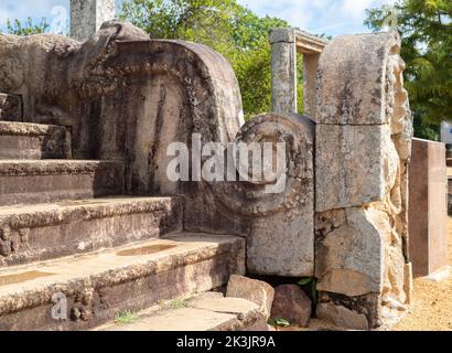 Balaustra scolpita e la pietra di guardia nel tempio di Thuparama. Ingresso al tempio. Foto Stock