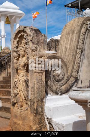 Balaustra scolpita e la pietra di guardia in Thuparama tempio ingresso. Foto Stock
