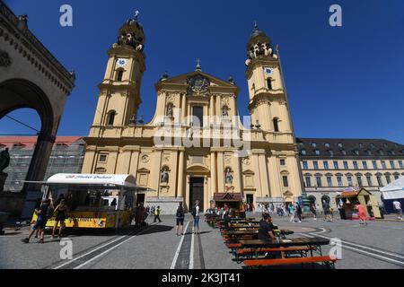 Chiesa dei teatri (Theaterkirche St. Kajetan), in Odeonsplatz. Monaco, Germania Foto Stock