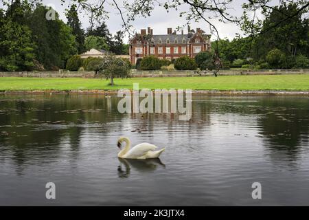 Lynford Hall e lago, villaggio di Lynford vicino a Thetford, Norfolk, Inghilterra Foto Stock